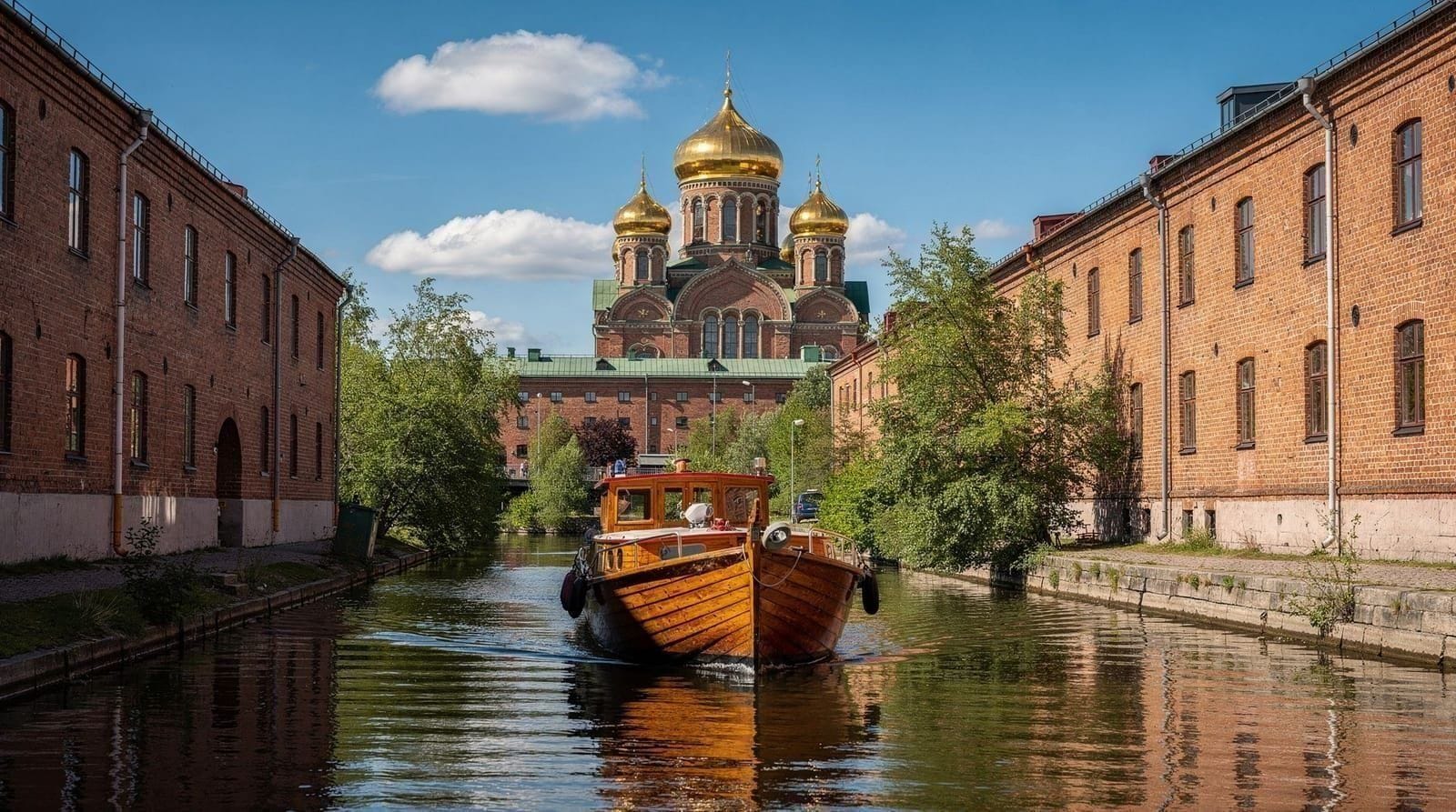 Helsinki: beautiful canal route sightseeing boat tour with audio commentary
